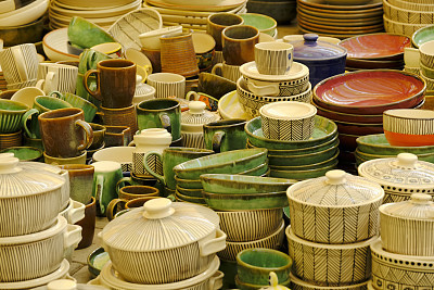 印度街頭市場上五顏六色的家用陶瓷產(chǎn)品。